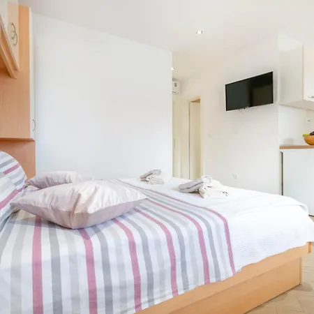 Dora Apartment *