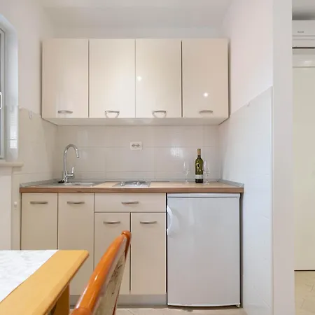 Dora Apartment *